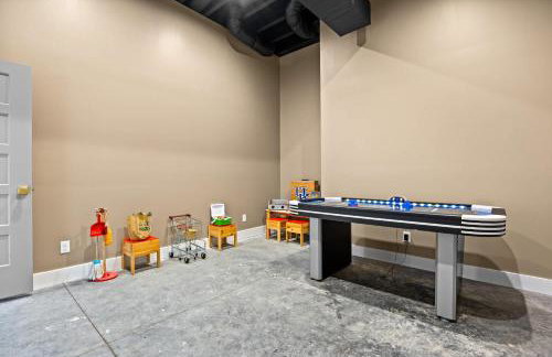 NEW Spacious Clarkson Getaway w Games & Yard - Foto 32