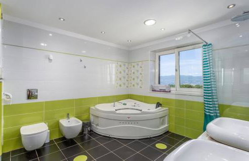 Villa With Pool, Jacuzzi, Sauna, Fitness, Playground & Wine Cellar - Photo 46