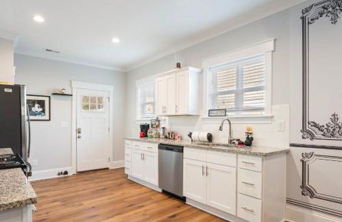 4BR Themed Stay Suite Near NC State Downtown Sleeps 10 - Foto 10