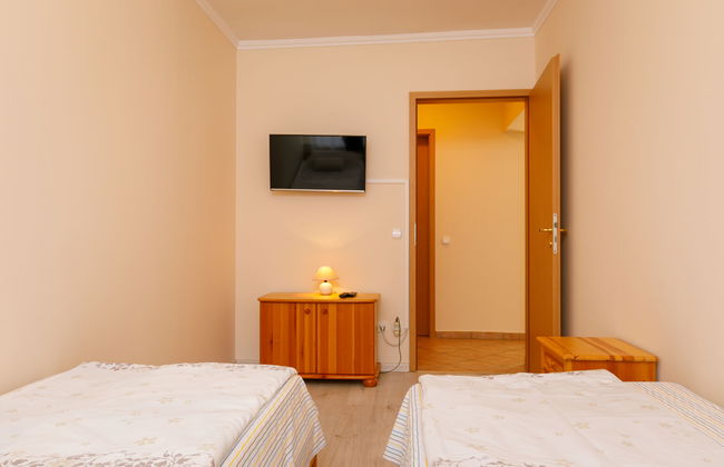 2 bedroom Apartment in Balatonlelle with garden and terrace - Photo 12