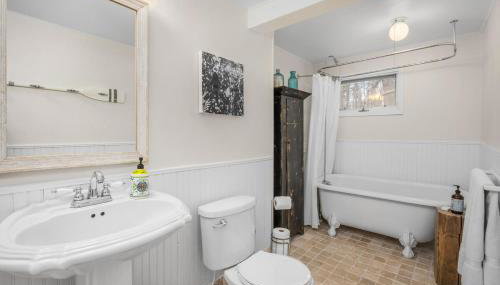 Gorgeous Beach! Lakefront with large Wooden Deck - Foto 5