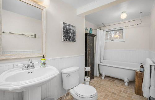 Gorgeous Beach! Lakefront with large Wooden Deck - Foto 5