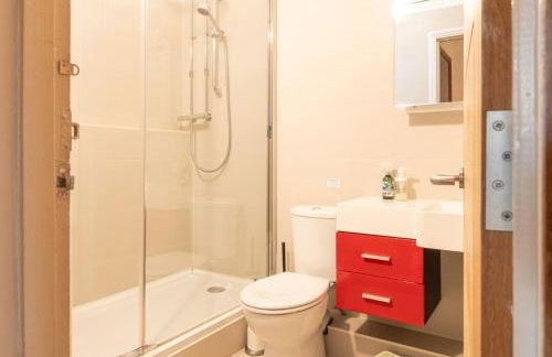 Stunning 6 Bedroom with Swimming Pool & Sauna! - Foto 65