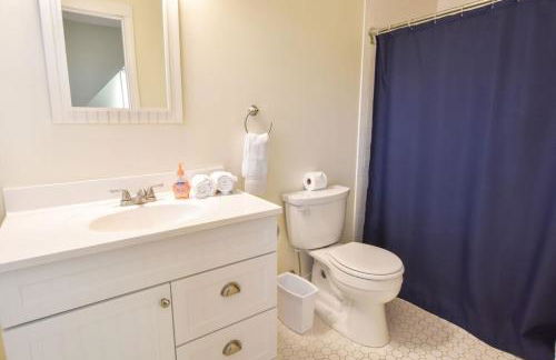 Waterfront Fun at this Huge Family Estate - Foto 39