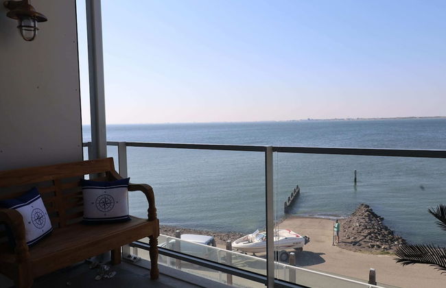 Modern Retreat With Private Sauna - Photo 31