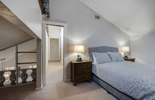 Killington Mountain Home! HotTub & 5 min to Skiing! 3 Bedroom Home by RedAwning - Foto 5