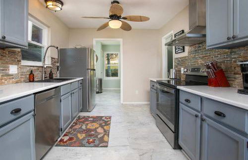 Lakefront House with Boat Dock, BBQ in Peaceful Flint - Foto 19