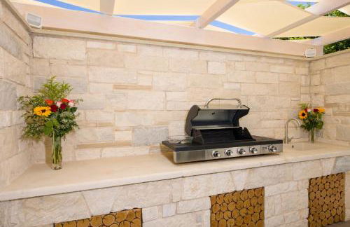 TWIN'S HOME LUXURY SUITES - Photo 21