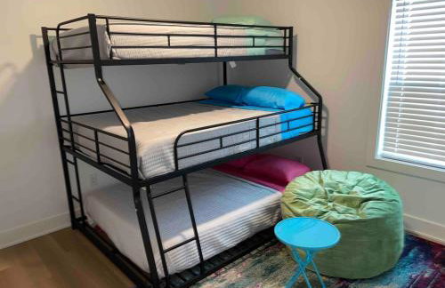 Downtown New 3 Story Sleeps 14 - Foto 22