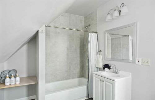 Downtown Detroit 2BR | King, WiFi, Parking - Foto 9