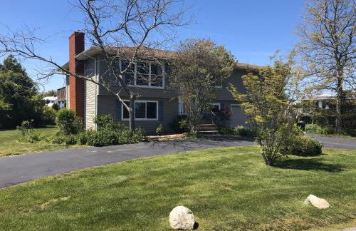 Spacious and Walk to the Beach with Central AC and Outdoor Shower - Photo 2