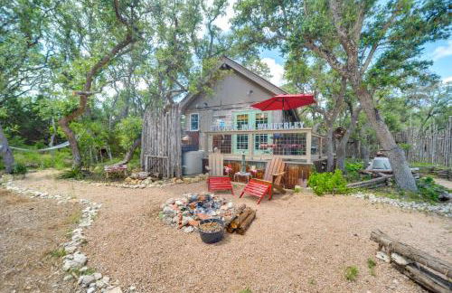 Snuggle Inn Wimberley Cabin with Fire Pit and Deck - Foto 27