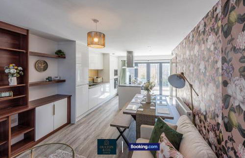 Luxury Retreat For 10 Short Lets & Serviced Accommodation Manchester with Hot Tub and Spacious Garden - Foto 40