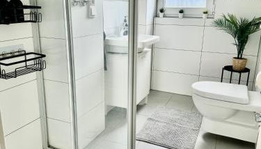 FeWo Palmtrees - Große und moderne 2 Zimmerwohnung mit Süd-West Balkon in Gladbeck-Mitte nähe Movie Park und Arena AufSchalke - Foto 4, towels, Shower