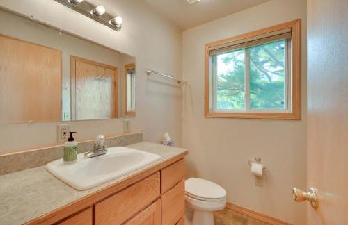 Lakefront Birchwood House with Deck and Fire Pit! - Foto 13