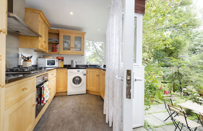 JOIVY 3-Bed Meadows Flat Near Castle & Royal Mile - Photo 9