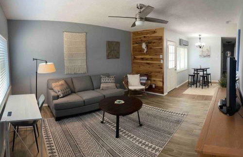 Comfy, contemporary quiet retreat vacation home with views - Foto 22