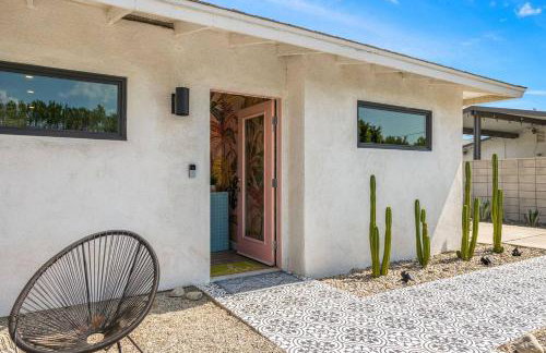 Whimsical Oasis Retreat by Rather Be Properties - Foto 14