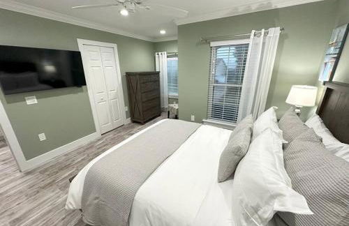 BRAND NEW! Lakefront 9BR Pool Hot Tub Outdoor Kitchen BBQ Theater 2 miles Disney - Foto 46