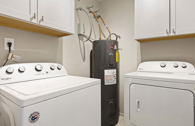 Modern and Stylish Remodeled 4 Bdrm w/ HTD Pool! - Foto 17