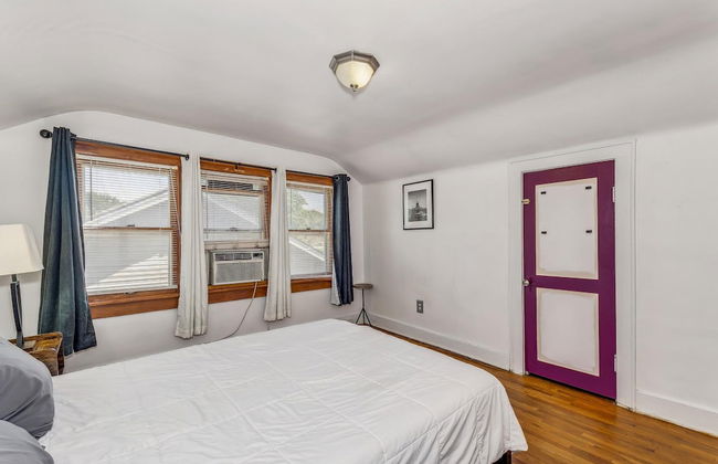 Cute Cozy and Cheerful 3 Bedroom House - Photo 12