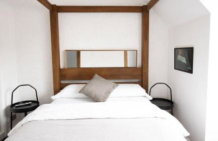 One-Bedroom flat in Cheam Village - Photo 2