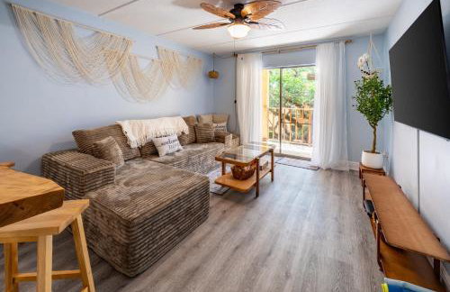Calm Waterside Condo - Views, Pool & Family Fun - Foto 2