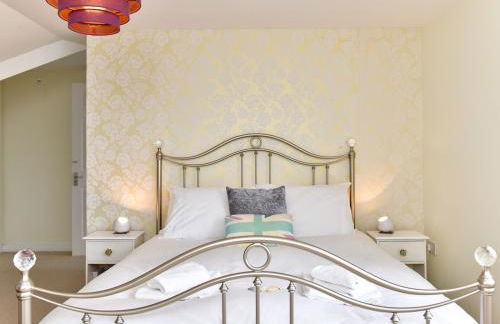 Spacious 4 Bedroom home with Parking Garden - Pass the Keys - Foto 20