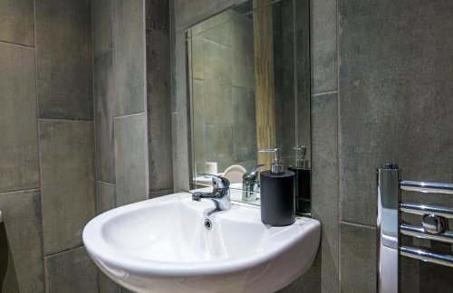 Zeenat Central Bury - Modern 2BR with Free Parking Sleeps 6 - Foto 40