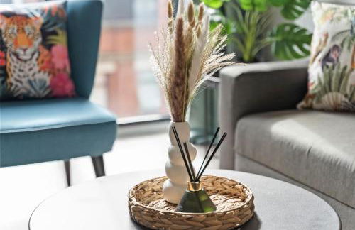 Tropical Suite - 2 Bed 2 Bath City Centre Netflix Games - Exclusive Weekly and Monthly DEALS - Raozee Homes - Foto 40