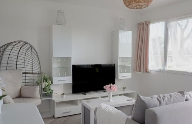 2 Bed Chalet Sleeps 4- Parking, Garden, Near Beach - Foto 14