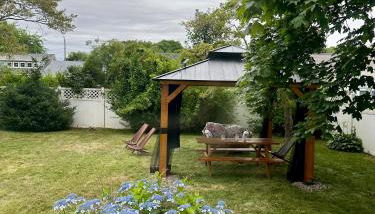 Cheerful 3bd Cape feet from beach, river access - Foto 2, Garden view