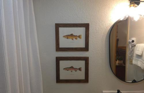 Riverfront Little Red Cabin, World-class Trout Fishing, Views & Boat Access - Foto 20