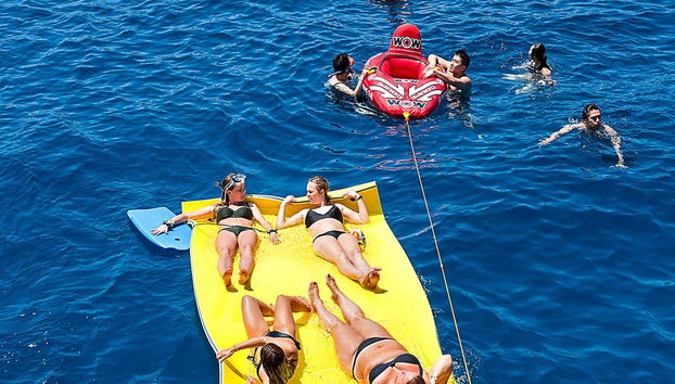 Disfrutando de un baño en el norte de Ibiza