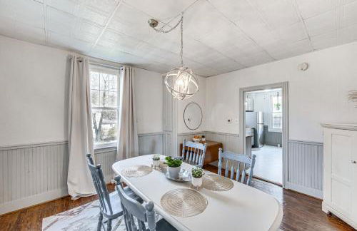 Pet and Family Friendly! Home with Fenced Yard and Deck - Foto 11