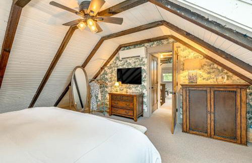 Enchanting Highlands Cottage with Pond and Waterfall - Foto 15