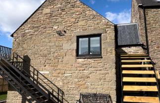 CORN FLOUR LODGE at PITKERRO MILL with HOT TUB 3 double bedrooms with TVs, 1 en-suite, 2 further bathrooms, fully equipped kitchen, large family dining area, FREE parking, WiFi, private garden, short, mid,longterm stays available with HONEYCOMB HOSTS - Photo 20