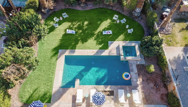 Pool + Hot Tub, Yard, Games Chic Midcentury Design Painted Sand by Avantstay - Photo 5, Intérieur
