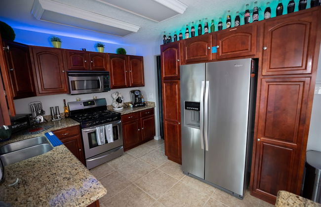 Gorgeous Urban Oasis W/hot Tub, Heated Pool And Private Movie Theater 3 Bedroom Home by RedAwning - Foto 15