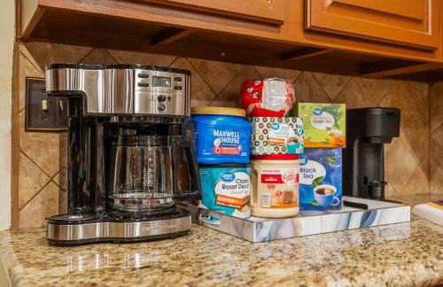 Entire Private Home with 4 Bedrooms, Pool, Hot Tub, King Bed, Garage, Available Now - Foto 18