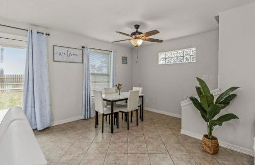 8 Mins to SPI Beach Spacious 3BR with Backyard - Foto 24