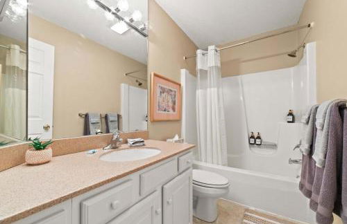 New, Spacious and charming, with a river view, conveniently located near skiing and golf - Foto 24