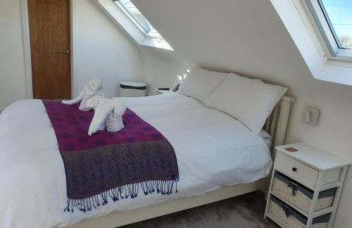 Large private home with small lake and garden - Photo 34