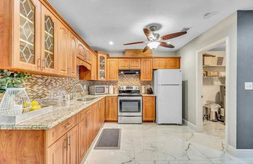 Three Bedroom Pool Home with Modern Interior Design - Foto 21