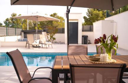 Amberes apartment, a stylish villa's independent downstairs apartment with private swimming pool and terrace - Foto 1
