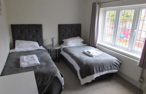 Large 4 bed detached house with parking - Foto 55