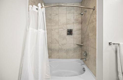 Stylish 1BR Retreat with Pool & Gym - Foto 25