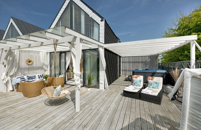 House With a Huge Terrace and a Whirlpool Bathtub - Photo 13