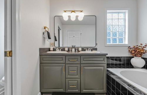 Newly Renovated Luxe Home near Asheville | Pool, Hot Tub, Theater & Games! - Foto 28