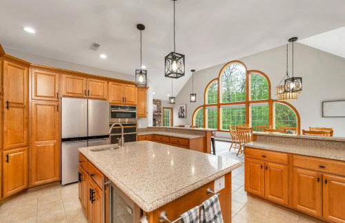 White Mountain Retreat with Theater, Fire Pit, Game Room and River Access - Foto 8